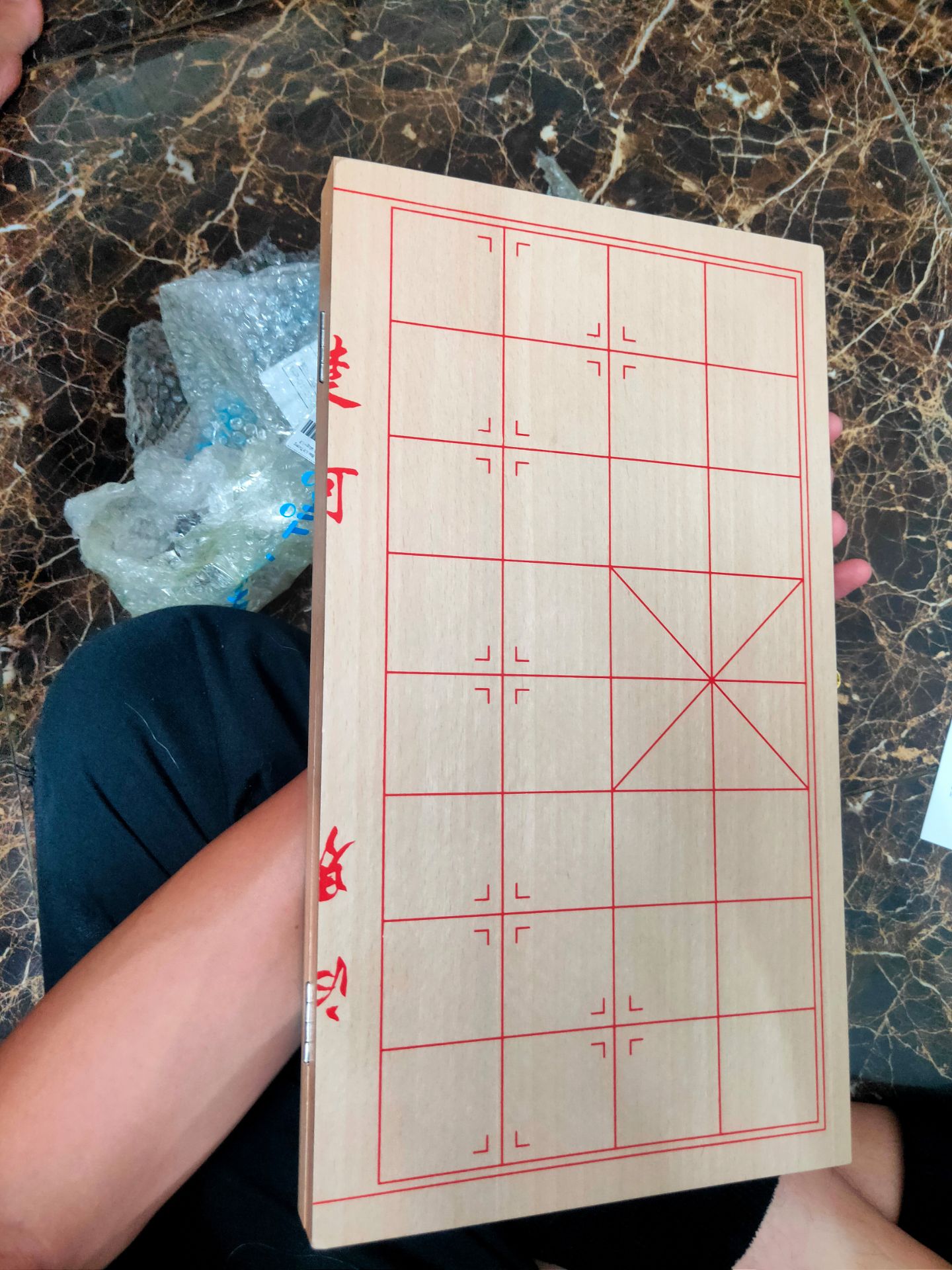 Đóng gói cực kỳ cẩn thận
Rất hài lòng với sản phẩm về bàn cờ lẫn quân cờ
Bàn cờ to, dày, chắc chắn vô cùng
Quân cờ thì to, chữ viết rõ ràng, hoa văn cũng vô cùng ưng ý ???
⭐⭐⭐⭐⭐