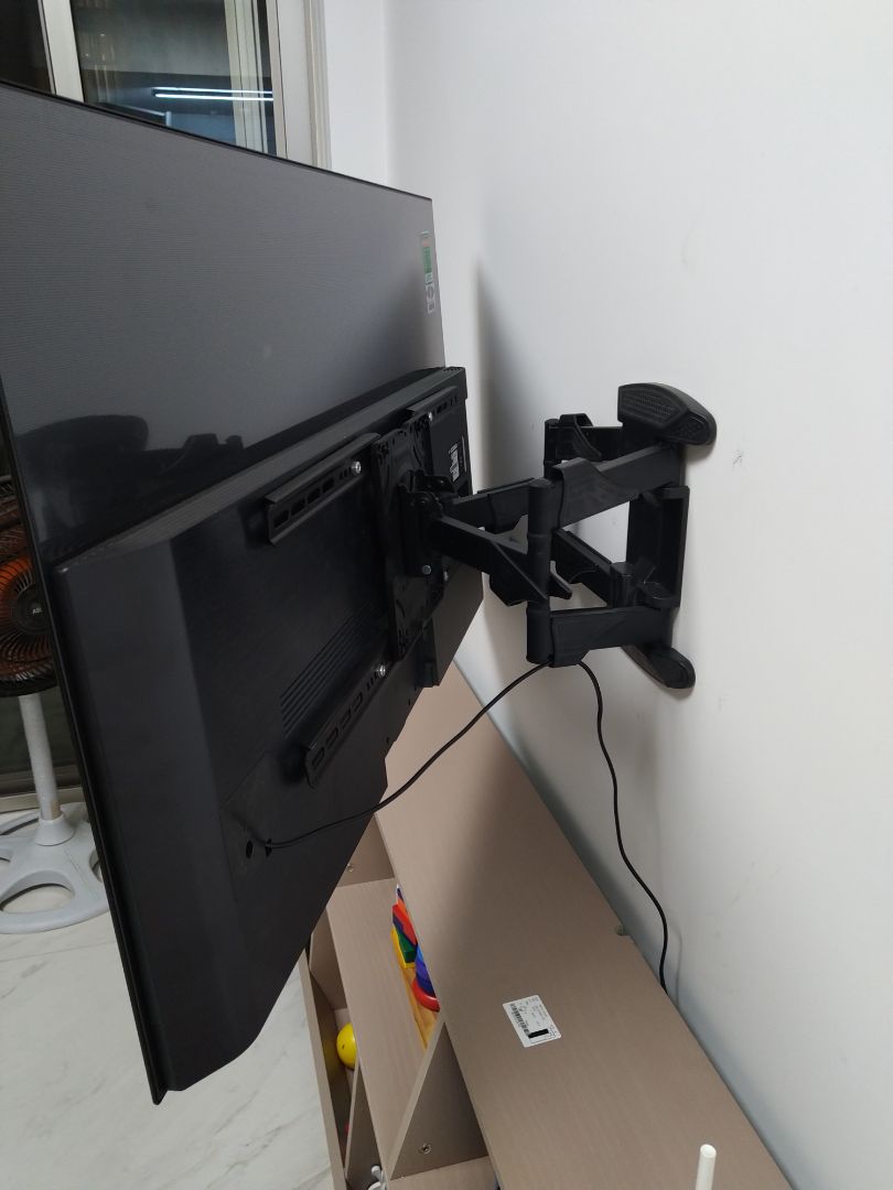 Cứng cáp. Dễ xoay TV. Đinh với khung treo cứng cáp. Khoan tường bê tông lỗ 10. Tự làm phải cần 2 ng.