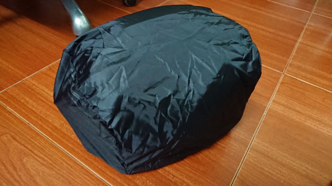 Túi màu đậm hơn so với hình ảnh minh họa, dây đeo bản to, móc nhựa cứng, khóa kéo trơn tru nhẹ nhàng, nhỏ gọn
Bỏ vào túi 1 body a7iii + tamron 28-75 + đèn flash là vừa đầy túi. 
Có kèm một túi trùm túi máy ảnh khi mưa.