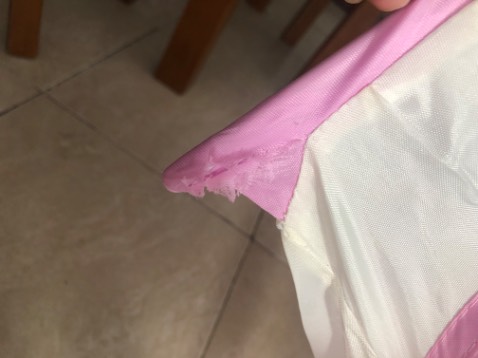 Bị rách vài chỗ. Đề nghị đổi lại cái khác Bị rách vài chỗ. Đề nghị đổi lại cái khác