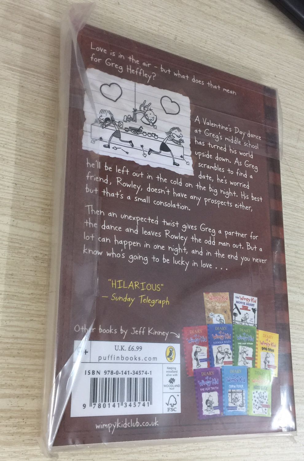 Sách có chút dơ nhưng vì tiki cho bọc sách nên bỏ qua :) Tiki giao hàng không quá 1 ngày, quá thích! 

Quyết định mua để “tắm” tiếng Anh vì “Diary of a wimpy kid” có nội dung thú vị, nhí nhảnh, hài hước và từ ngữ thông dụng trong giao tiếp hằng ngày, dễ đọc. Chất giấy xốp, mỏng, hơi ngả màu nên không chói mắt, giấy lốm đốm như giấy tái chế chứ không mịn. Tập này có 217 trang truyện.

Canh sale cuốn khác và có phiếu giảm 50k cho đơn 299k nên chốt luôn :)). Dù sao cầm trên tay cuốn sách vẫn thích hơn đọc ebook :(