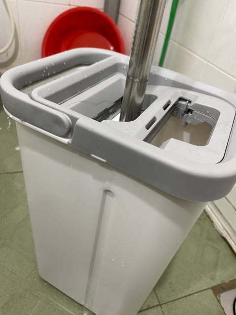 Sản phẩm đúng là có sự khác biệt so với các sản phẩm như tôi đã dùng lúc trước. Chổi lau hình chữ nhật giúp lau sạch hơn nhưng góc cạnh, chân tường nhà, diện tích bao phủ tốt hơn là chổi lau có bông lau.
Cơ chế giật và vắt của bộ lau nhà này cũng tốt và ưu việt, nước vắt khá khô ráo, bụi bẩn bám vào khăn cũng được gột sạch sau khi g9a85t bằng cách kéo lên nhúng xuống.
Tôi sẳn lòng giới thiệu sản phẩm cho các người quen của mình. Cảm ơn Parroti.