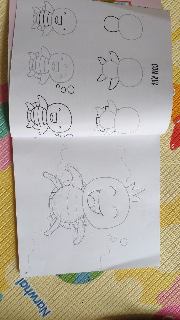 Sách hướng dẫn rất dễ hiểu, hình đáng yêu. Bé nhà mình 7 tuổi trong 1 ngày đã vẽ hết sạch gần 40 hình vẽ trong sách rồi. ? Chắc phải bắt nó tô màu vào cho đỡ phí. :)))