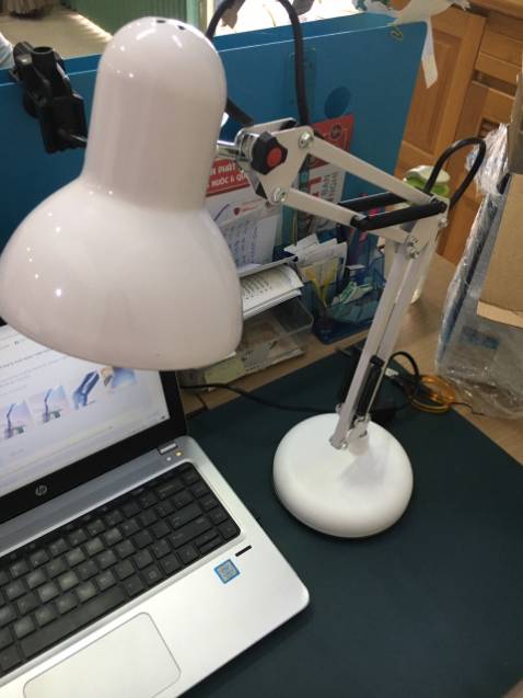 Mình mới nhận sản phẩm
- Điểm cộng: thấy chắc chắn, đèn kéo tùy chỉnh linh hoạt
- Điểm trừ: mình đặt màu đen mà giao màu trắng
- Câu hỏi: Chỗ vặn bóng đèn chụp ngoài làm nhựa, liệu theo thời gian có bị giòn ko?
Kẹp bàn làm bắng nhựa, không biết theo thời gian dễ hư hỏng ko? nếu hỏng thì có bán linh kiện thay thế ko?