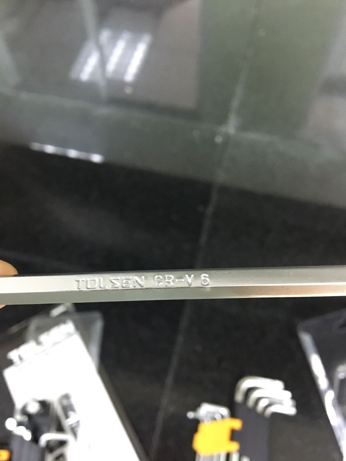 Tổng quan sản phẩm đẹp, chắc chắn
Phần nhựa giữ dạng rút từng cây, chắn chắc hơn kiểu kẹp của Stanley (hình kèm theo là của 20057 bông sao - tương tự phần kẹp này nhé)
Nhưng nhìn kỹ sẽ thấy sản phẩm không quá sắc sảo, như phần logo Tolsen đc dập giữa thân một số cây đường nét k đều hay hơi lệch
Cho 4 sao do sắc vàng nhìn chắc chắn (đậm hơn vàng Stanley nhé) giá phù hợp với đa số người dùng phổ thông, chất lượng hơn hàng chợ nhiều