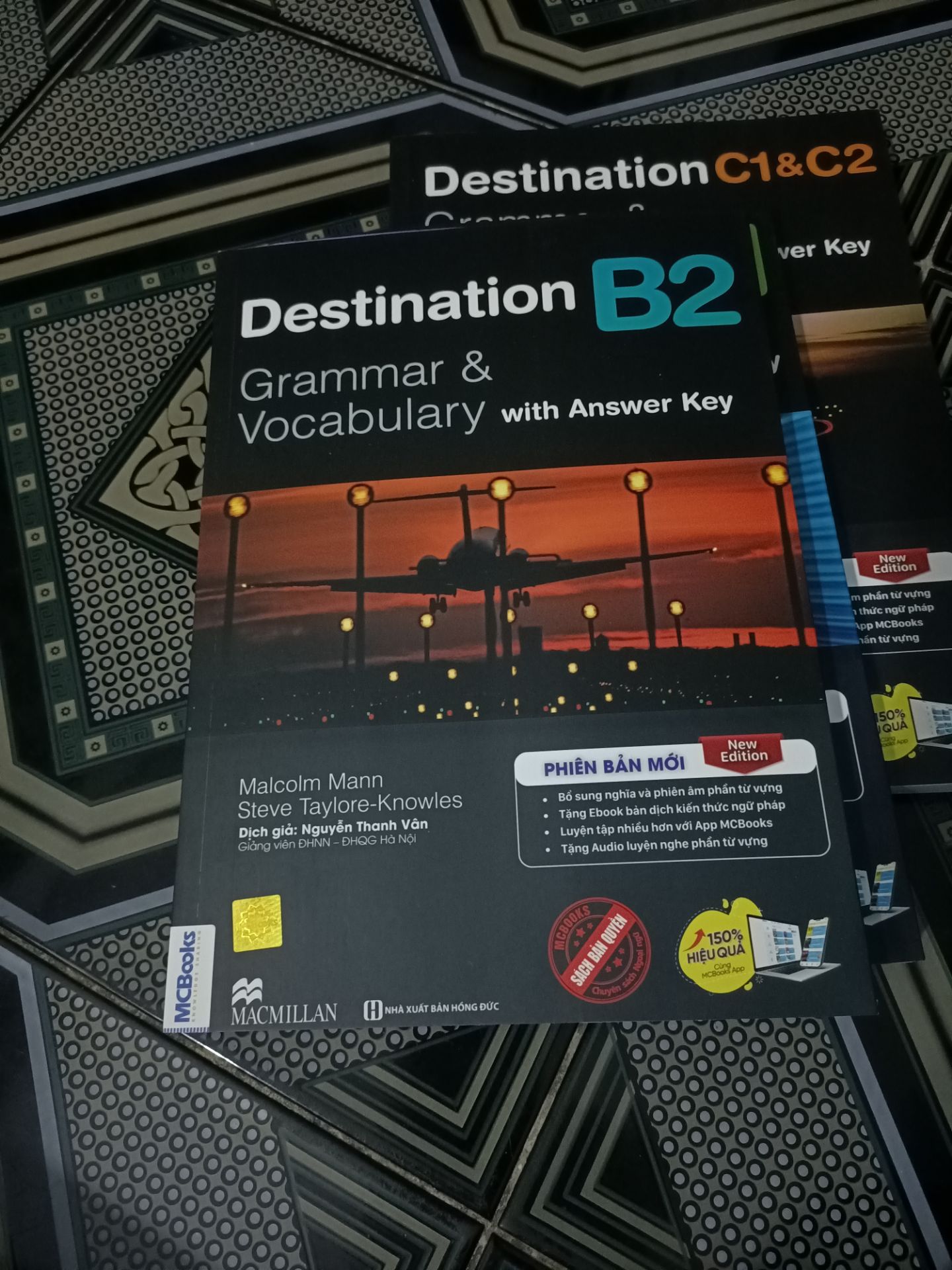 Chất lượng giấy rất tốt nội dung trình bày bắt mắt, dễ hiểu có app dịch nguyên cuốn sách giải nghĩa sáng tiếng việt các bạn chỉ cần cào và nhập mã quà tặng sau sách. Anh shipper nhiệt tình chu đáo tận tâm với khách hàng.