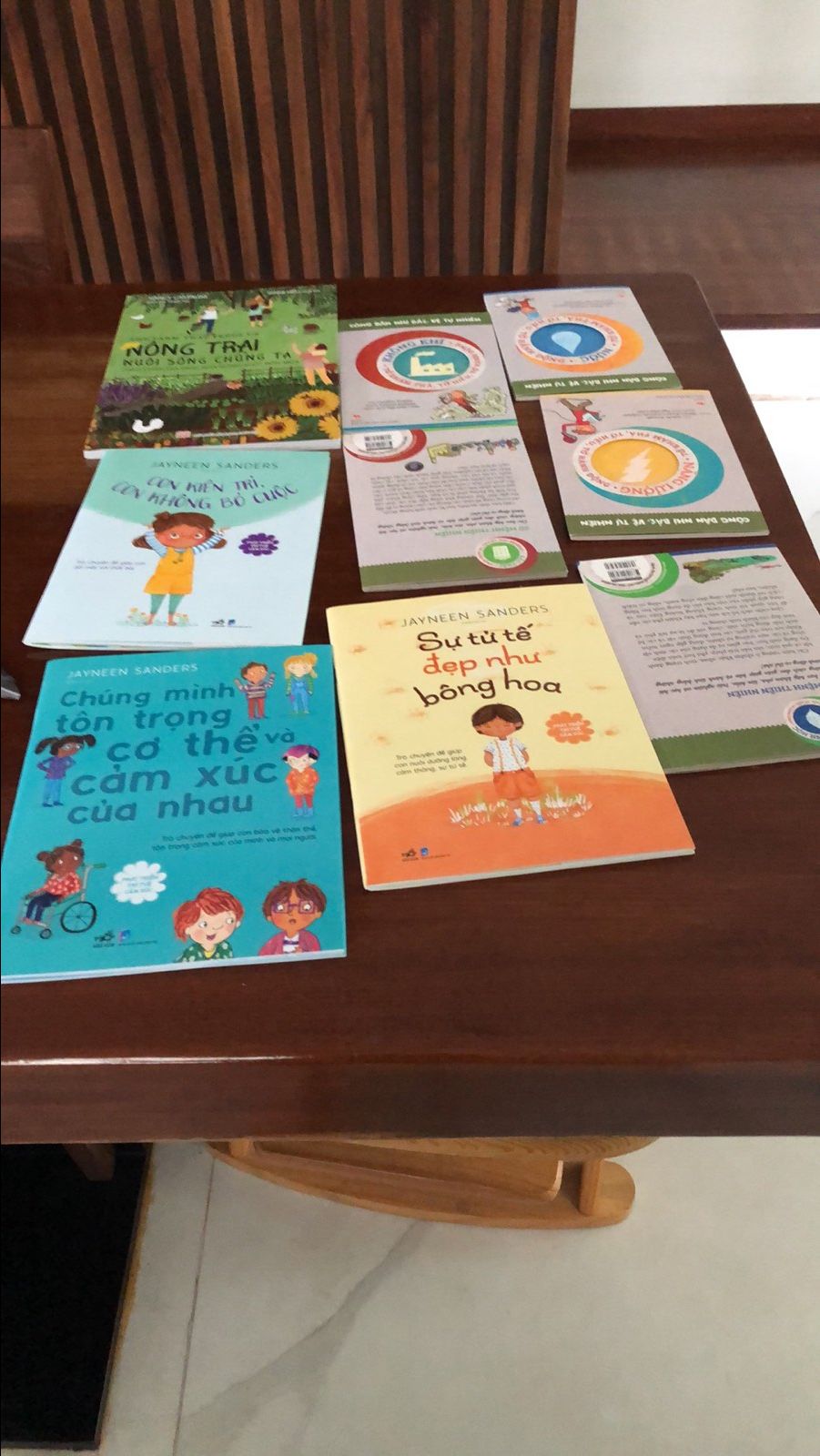 Sách hay, giúp dạy trẻ em về bảo vệ môi trường. Mua lúc Fahasa giảm giá nên rẻ mà giao hàng nhanh hơn Tiki.