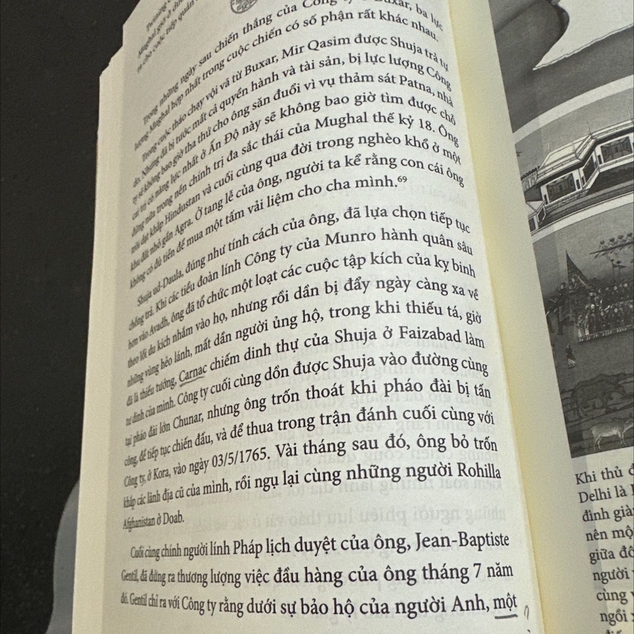 Sách này bị lỗi mất cả một đoạn khá dài, trong khi đó phần chú thích đến 101 nhưng chương 4 đọc chỉ đến được chú thích 69 và kế tiếp là hình ảnh rồi qua chương mới luôn 😃 và không có câu chuyện kế tiếp gì luôn. Mình khá thất vọng vì sách này mình mua cũng không hề rẻ, và là vì sách mình không thể nào mua về và lật từng trang kiểm sách có lỗi hay không. Sách thì hay thật nhưng bị như vậy thì là một trải nghiệm không mấy gì tốt đẹp và mình bỏ tiền ra mua SÁCH chứ không phải bỏ tiền ra mua SÁCH LỖI rồi bán như vậy ạ