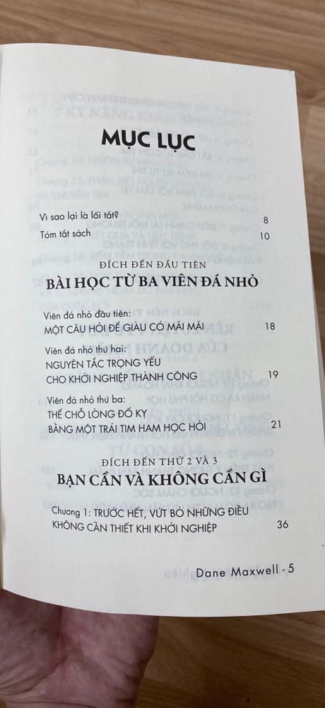 Cuốn sách đem lại cho bạn góc nhìn mới về khởi nghiệp, những tư duy đúng đắn và các kĩ năng kinh doanh để bạn sử dụng khi bắt đầu kinh doanh. Sách cũng hướng dẫn bạn chi tiết cách bắt đầu một mô hình kinh doanh từ số 0 như thế nào, tập trung tạo lập giải pháp, giá trị để thu về kết quả. Thậm chí nếu bạn băn khoăn không biết bắt đầu từ đâu, làm như thế nào sách vẫn có thể giúp bạn tìm được hướng đi riêng cho mình. Một lần nữa cảm ơn anh Phong đã mang lại cho độc giả cuốn sách hay về khởi nghiệp, rất mong chờ các tác phẩm mới từ anh.