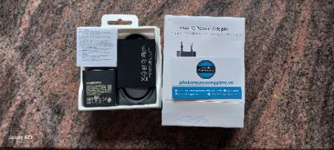 Có sạc nhanh 25w (A23), mà cục nặng quá rớt hư bảo hành hôk shop:)))