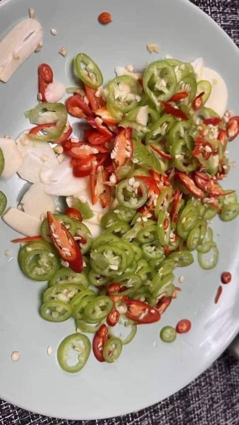 Màu xanh bơ rất xinh. Máy có hai lưỡi dao tương ứng với 2 chế độ thái và xay. Shop có tặng kèm dây sạc và cả sách hướng dẫn nữa. Sản phẩm bao gói kỹ càng, giao hàng nhanh