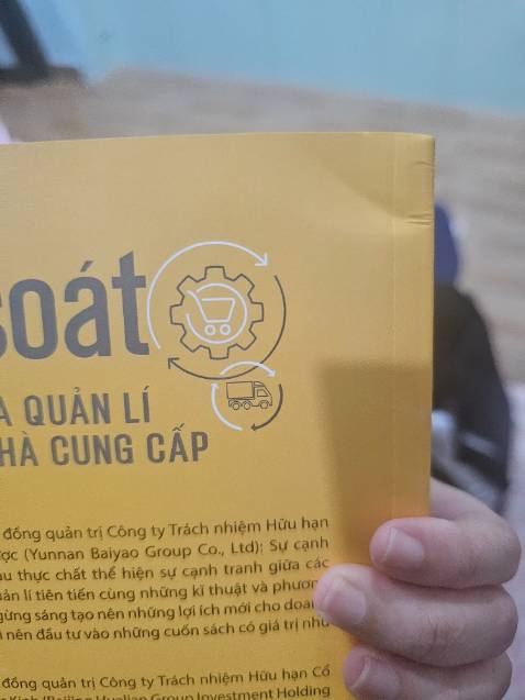 Sách ko biết do quá trình vận chuyển hay đóng gói nnao mà ship đến nơi bị móp 1 bên mép luôn ạ :(