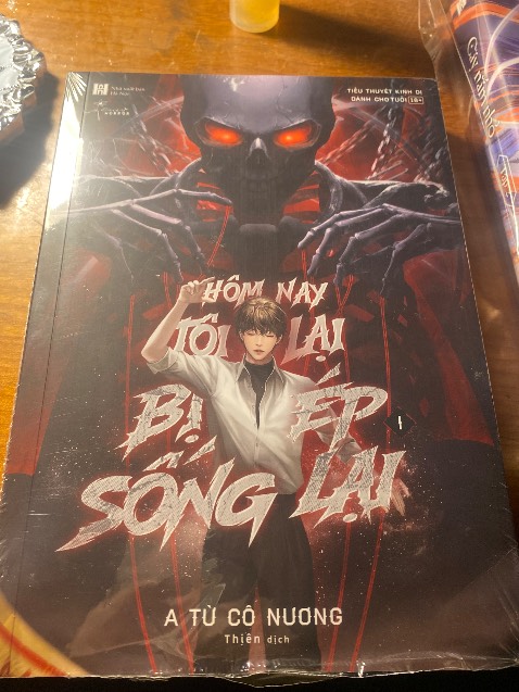 Sách mới ok nhma mới mở ra đã quăn mép hỏng góc như này. 😭