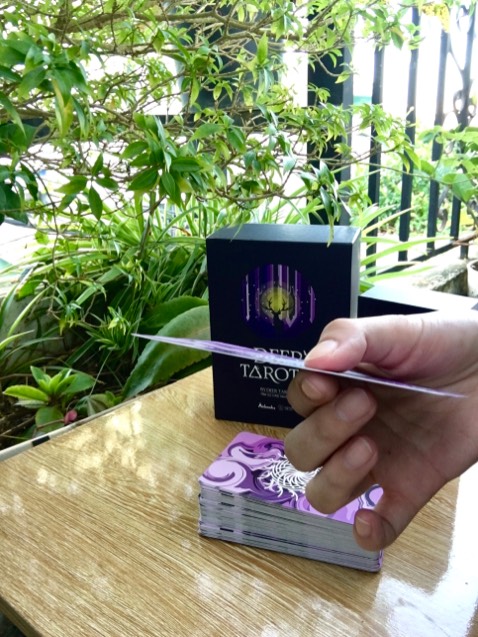 5 sao là để ủng hộ tác giả Việt chứ mình hơi thất vọng với NSX và cách đóng gói của Tiki.
Hộp ngoài tiki đóng gói không có chống sốc, may mắn là không móp méo gì, nhưng hộp nhỏ bên trong thì xô lệch, móp góc, lót hộp lớn còn bị rách nữa. Cạnh bài cắt không mượt, còn hơi nham nhở.
Về các lá bài thì chất giấy dày, được cán mờ. Dù việc cán mờ làm màu sắc và hình ảnh của lá bài sắc nét và chân thực hơn nhưng mà cá nhân mình không thích lắm, vì nó có độ nhám và bám dính nhiều nên spread bài rất khó, lúc xáo bài, rút bài cũng bị dính các lá vào nhau.
Nói chung khui hộp bài ra buồn mất mấy hôm nhưng về mặt hình ảnh, ý nghĩa và tâm huyết của tác giả thì xứng đáng nhận được 5 sao. Mong là ở các sản phẩm khác sẽ không gặp phải những vấn đề như thế này nữa.