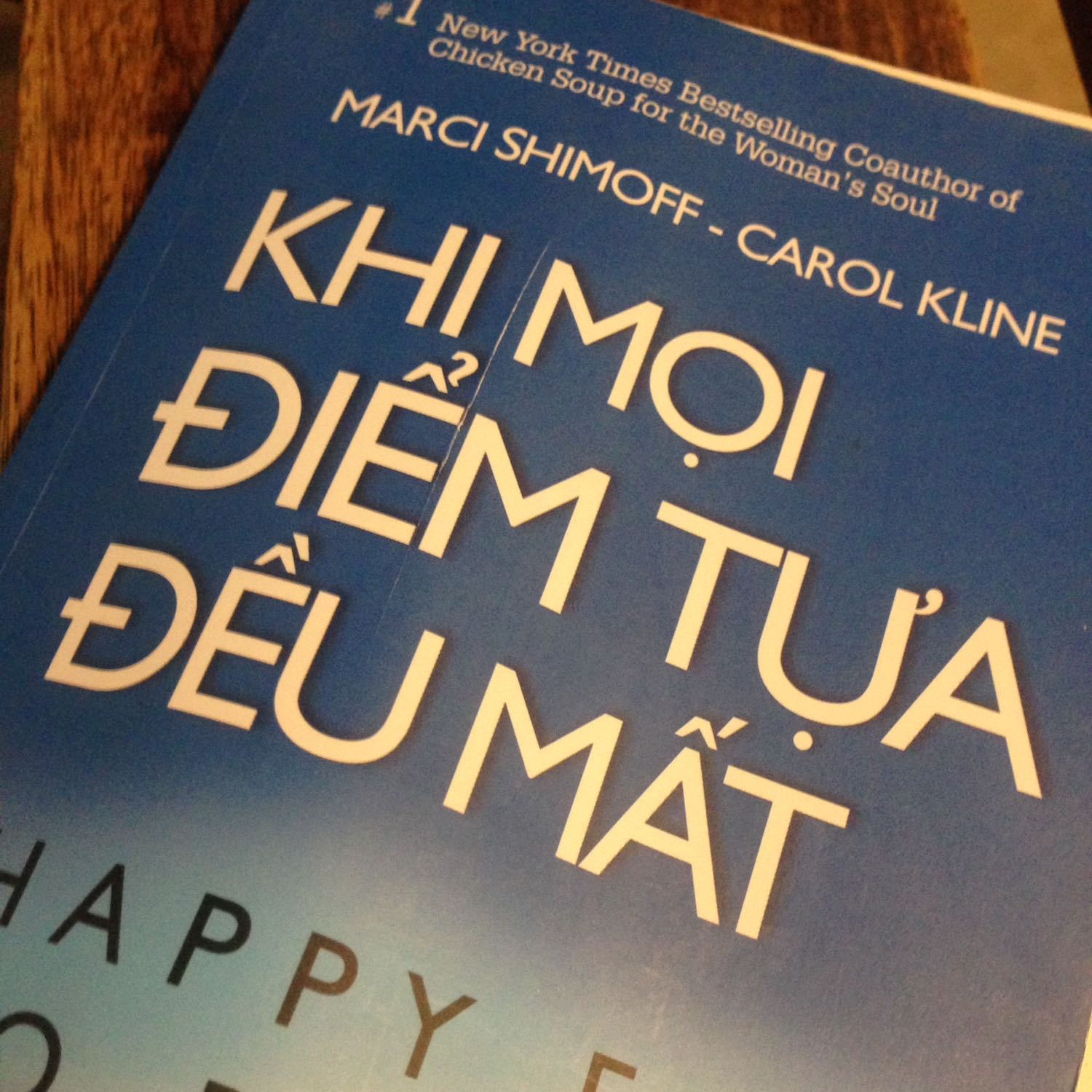 Nội dung sách hay thì không cần phải bàn cãi nữa. Nhưng mình rất thất vọng về dịch vụ giao hàng của tiki lần này, ĐH mình đặt đến hơn nữa tháng mới nhận được sách. Vì mình ko cần sách gấp nên ko sử dụng TikiNow, có lẽ bị phân biết đối xử chăng? Lúc trước nhận order đến giao hàng chưa đến 3 ngày vì mình đặt thường nên shipper tiki giao quen mặt luôn. Thêm điểm trừ nữa là sách bị rọc ngay trang bìa, làm mình thất vọng càng thêm thất vọng sau bao ngày chờ nhận sách. Tiki nên xem lại & cải thiện.
