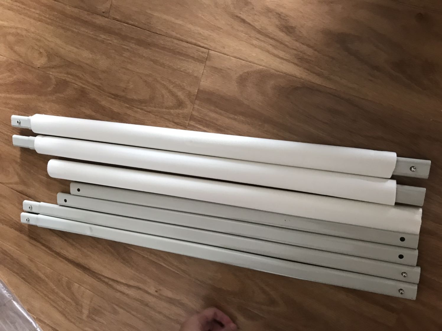 Mình mua 3 thanh trong đó có 1 thanh bị lỗi như hình. Mong shop đổi lại cho mình, mình có chat với shop mà không ai trả lời