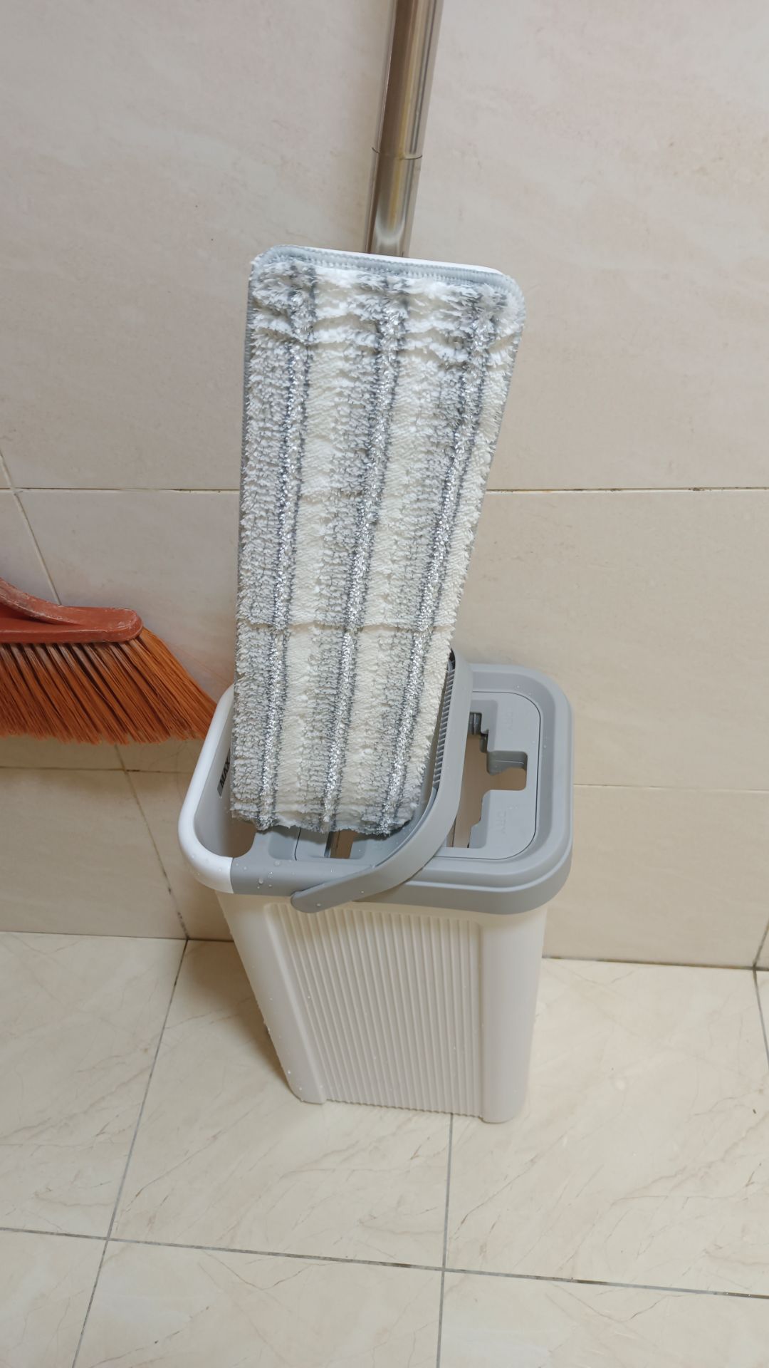 Bộ cây lau nhà rất đẹp và dễ dùng. Cây lau kính chất liệu tốt, lau sạch mà nhẹ lắm. combo 2 bộ khăn màu sắc cũng đẹp mà dùng rất thấm nước. 
sẽ ủng hộ thêm 👍