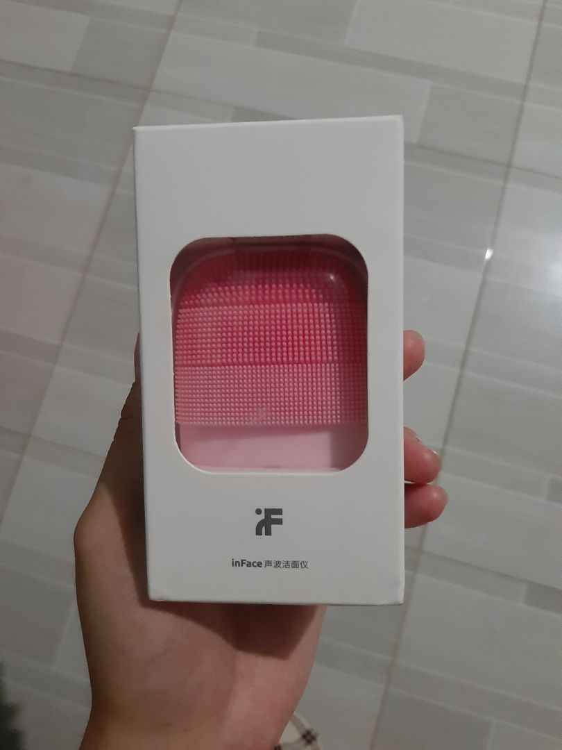 với riêng mình cảm thấy máy rung v cũng hợp lí có 3 mức độ rung.lúc rửa mặt mình cũng chỉ sài mức 1.chỉ thấy mùi của máy hơi khó chịu,nhưng mình chấp nhận dc, với mình gai của nó mềm lắm vì đây là máy đầu tiên mình dùng nên cũng k biết là nó siêu mềm k.giá ổn nữa,nếu muốn thử m.n hãy mua thử dòng máy này,hợp cho học sinh như mình nữa.mình nghĩ dùng nó rửa mặt (rồi vệ sinh nó kĩ lại) sẽ sạch hơn rửa mặt bằng tay vì đôi lúc chúng ta rửa mặt mà quên vệ sinh tay trước?