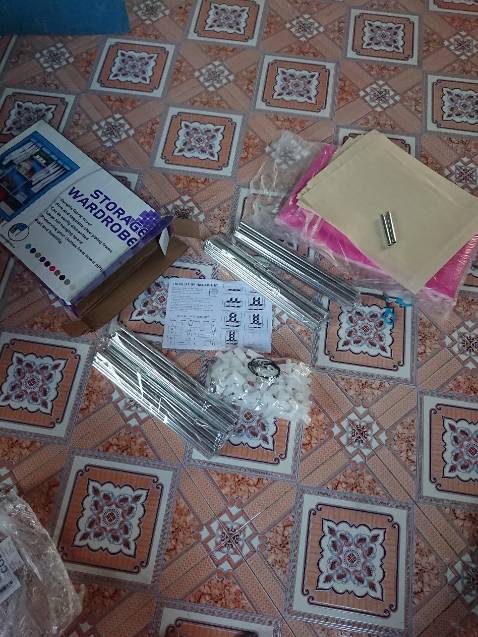 Sản phẩm giống như mô tả, Tủ nhẹ, Lắp ráp dễ dàng, Giá cả hợp lý với những người chi phí thấp và di chuyển đồ đạc nhiều như tôi . Tủ vải này dùng đựng quần áo thì được. Vải cotton dễ rách, lưu ý dùng tủ vải hạn chế bỏ vào các đồ kim loại, những đồ sắc nhọn.