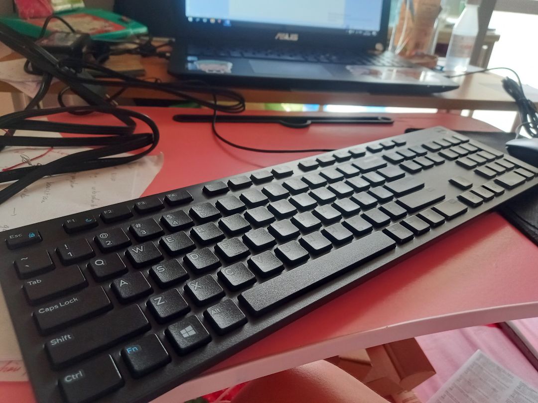 *** thử với máy khá mượt hihi. xài lâu sẽ rõ hơn. bàn phím gọn, đẹp, chữ hoặc ký tự không rõ như trên laptop nhưng mình nghĩ không sao. giao hàng nhanh, bọc đồ chắc chắn. sản phẩm k có xây xát gì cả.