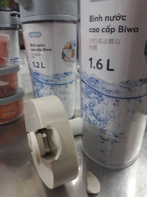 Bình 1.6L màu kem khui hàng đã bị bể miệng chỗ rót sẵn, không sử dụng được. Yêu cầu nhà cung cấp gởi lại sản phẩm còn nguyên hoặc hoàn tiền.