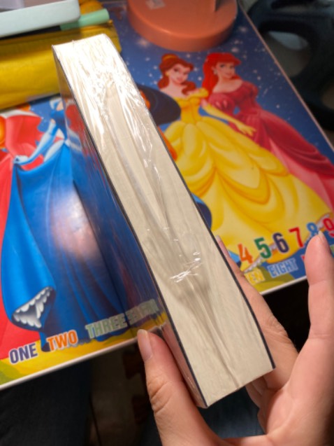 Quyển mới nên hình như Nhã Nam vẫn còn bọc seal cho em nó 🥲 chứ mấy quyển kia thảm khỏi bàn, bìa xước tùm lum
Nội dung hay khỏi bàn, buồn cái là tên nhân vật Một Vạn Ba khác so với bản onl. Đọc Một Vạn Ba quen rồi giờ thành Mười Ba Nghìn cứ lạ lạ thế nào