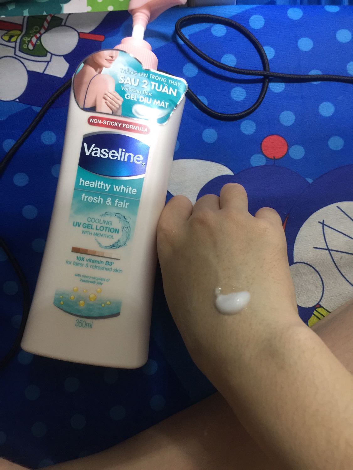 Lần đầu đánh giá ở Tiki. Sản phẩm giá rẻ, giao hàng ok. Đóng gói của Tiki vô cùng đẹp, chắc chắn hơn so với Shoppe. Thấy xuất sứ từ HongKong, nhưng nói thật hàng mỹ phẩm VN cũng không tốt bằng TQ đâu. Nên mn đừng có bi quan quá. Áp lên da nhanh thấm, thơm. Bôi lên da mình thì nổi hột hột trên da, chắc chưa quen. Hi vọng mai hết ^^