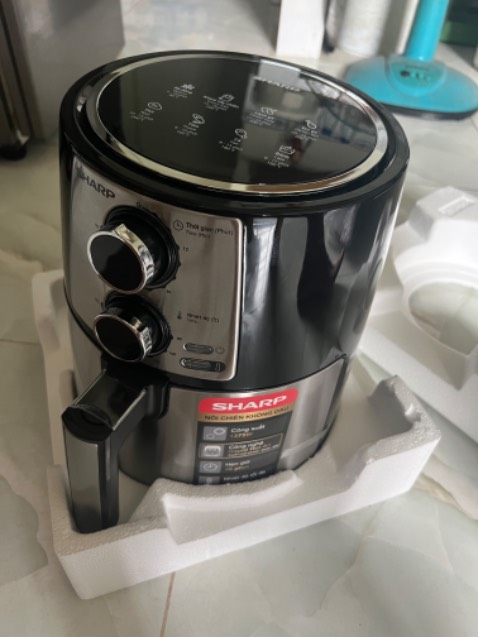 Đóng gói kĩ, khui ra thấy sp nguyên vẹn. 10 điểm, chưa dùng nồi chiên không dầu lần nào, mà thấy nồi cũng to, 2 người ăn chắc nấu dư sức. Thấy brand là của Sharp nên cũng yên tâm. Thanks tiki.