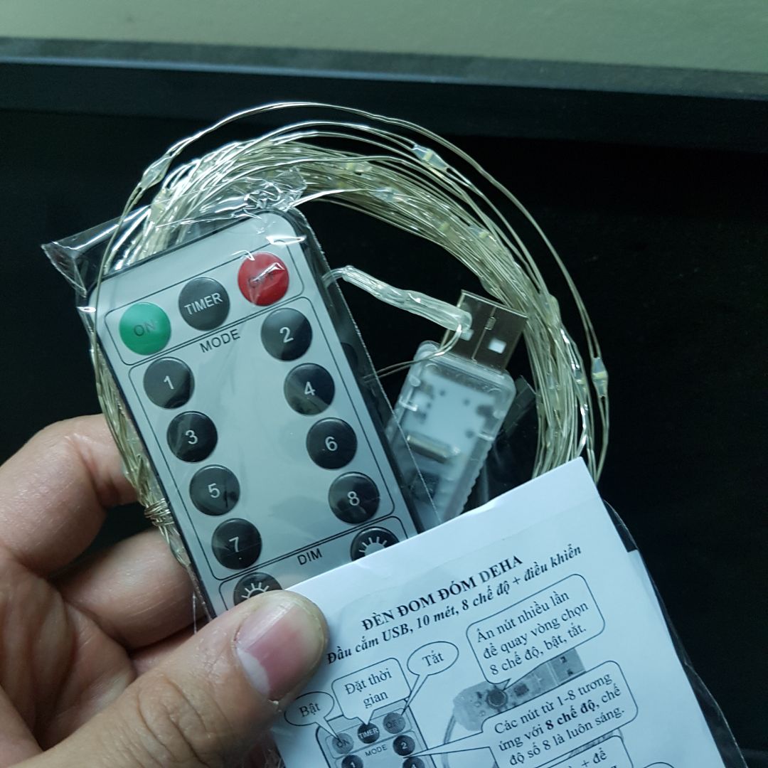 Không ngờ mua màu trắng lại đẹp thế. Dây đồng phủ màu bạc kẽm rất hợp tông với led màu trắng mình chọn. Có hướng dẫn đi kém, điều khiển chọn 7 kiểu nháy, 1 kiểu luôn sáng. Thích nhất kiểu số 7, nháy đẹp mắt. Lại còn tăng giảm được độ sáng, hẹn giờ. Khá ok.