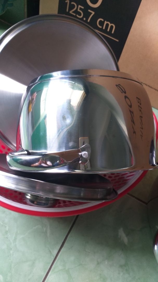 Đóng gói cẩn thận, giao hàng nhanh trước thời hạn.Tuy nhiên bộ 3 nồi thì có 2 nồi bị móp nhỏ do sp lỗi, chứ chắc ko phải do vận chuyển, đành chấp nhận, vì xa xôi gửi đổi lại phiền phức quá.Vui lòng đừng bán hàng lỗi.