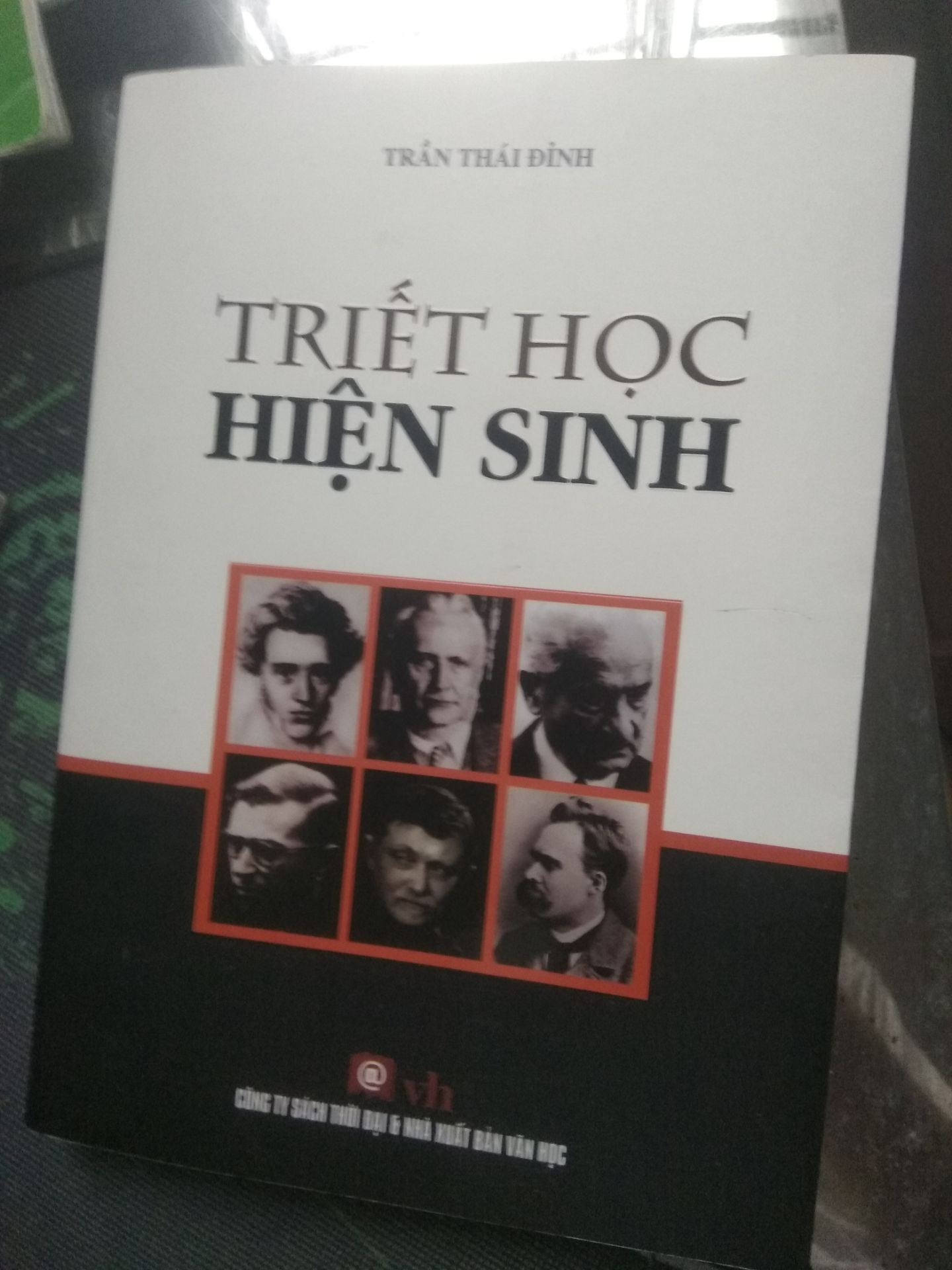 Một quyển sách rất đáng đọc của Gs Trần Thái Đỉnh. Ông tóm lược một cách đầy đủ dễ hiểu nhưng không hề dài dòng tư tưởng của các triết gia hiện sinh. Rất đáng đọc cho những bạn yêu thích Triết học hoặc muốn tìm hiểu về Triết Một quyển sách rất đáng đọc của Gs Trần Thái Đỉnh. Ông tóm lược một cách đầy đủ dễ hiểu nhưng không hề dài dòng tư tưởng của các triết gia hiện sinh. Rất đáng đọc cho những bạn yêu thích Triết học hoặc muốn tìm hiểu về Triết