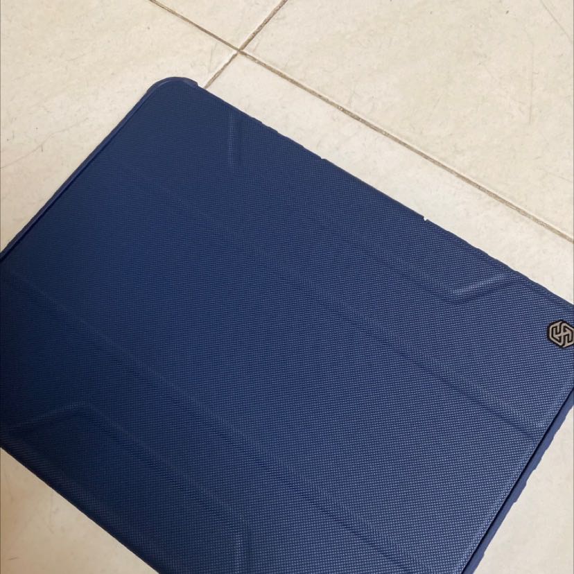 Hơi buồn 5s vì bao màu xanh chứ không phải màu đen, nhưng mà chất lượng vẫn ổn như lần đầu mình đặt, chỗ bảo vệ camera có nắp trượt với thiết kế chưa sang chảnh lắm so với mẫu cũ nhưng mà vẫn ok.