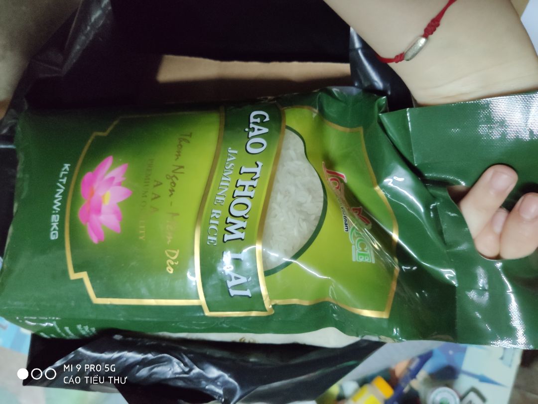 Lúc mua cứ nghĩ sẽ có mùi hoa nhài nhưng nấu lên mới biết không phải ^^ tuy nhiên gạo cũng rất thơm đó ạ. Hạt gạo mẩy, nấu xong cũng nở kha khá. Nhà mình thì hay quen nấu ít nước nên cảm thấy cơm vừa đủ độ khô dai, rất vừa ý. Đóng gói chắc chắn. Lúc nhận gạo thấy đóng cái hộp nhỏ nhỏ mình còn không nghĩ nó đủ 2kg cơ đấy