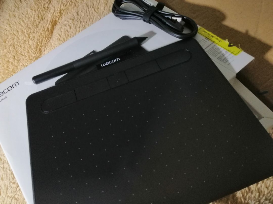 Ship nhanh, mất có 2 ngày. Điểm trừ là đóng gói không có 1 miếng chống sốc nào nên hộp wacom bên trong bị móp 1 miếng gần tem dán. :)
Về wacom thì nguyên đai nguyên kiện, tự rạch seal bóc vỏ, cài đặt và kích hoạt, down phần mềm miễn phí đi kèm. Được mấy cái mà mình mới cài Clip studio paint thì thấy miễn phí 2 năm.