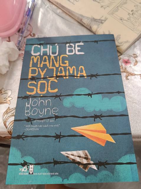 Bìa hơi bị hãy ở giữ tí xíu, nhm kh sao tổng thể vẫn ok, nhìn kĩ lắm mới thấy. Nd sách hơi chán, nhm cũng hay hay, đọc chill chill thì dc