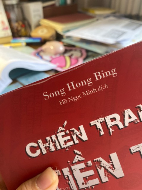 Sách khá dày, chất lượng oke, ai mà học kinh tế tài chính chắc cũng sẽ được khuyên đọc cuốn này, mình thấy đúng á. Không những cuốn này mà mn nên đọc thêm nhìu sách nữa nếu mn còn đi học. Còn về dịch vụ giao hàng thì hôm khui cái thùng hàng của mình bị rạch 1 lỗ bằng đồng xu á như kiểu mún coi bên trong có gì, may mà 2 cuốn mình mua có bọc kính nên cũng kh sao và kh mất cuốn nào. Còn ngoại hình sách thì em nó chỉ bị kiểu bong miếng kính bóng bảo vệ bìa 1 chút (như hình 2 ý) nma mình thấy ổn tại sách này mình mua học chứ hong p trưng bày. Recomend mn nên mua đọc thử nha Sách khá dày, chất lượng oke, ai mà học kinh tế tài chính chắc cũng sẽ được khuyên đọc cuốn này, mình thấy đúng á. Không những cuốn này mà mn nên đọc thêm nhìu sách nữa nếu mn còn đi học. Còn về dịch vụ giao hàng thì hôm khui cái thùng hàng của mình bị rạch 1 lỗ bằng đồng xu á như kiểu mún coi bên trong có gì, may mà 2 cuốn mình mua có bọc kính nên cũng kh sao và kh mất cuốn nào. Còn ngoại hình sách thì em nó chỉ bị kiểu bong miếng kính bóng bảo vệ bìa 1 chút (như hình 2 ý) nma mình thấy ổn tại sách này mình mua học chứ hong p trưng bày. Recomend mn nên mua đọc thử nha