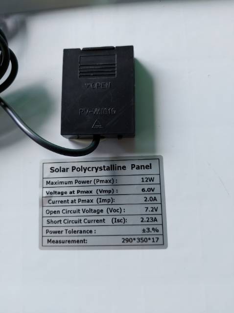 Shop làm việc cẩu thả, không kiểm tra đơn hàng trước khi giao nên giao hàng không đúng mẫu( mua đèn 100w , tấm pin có kích thước 45cmx35cm nhưng giao như vậy đó). Mất thời gian để đổi trả. Lần đầu củng như lần cuối mua hàng ở shop này.