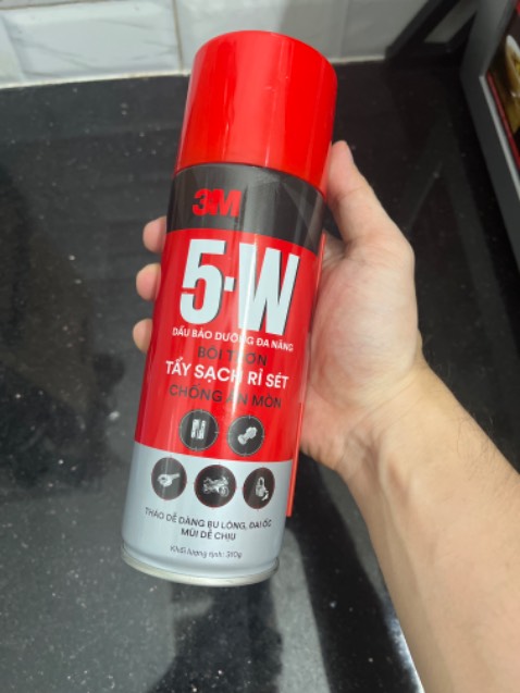 Xịn, bản lề cửa bị sét. Xịt vào phát, xoay xoay vài cái là hết 👍