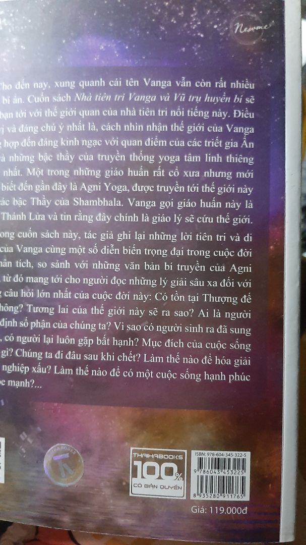 Về hình thức thì ok, sách mới, ko trầy xước, rách móp gì. Nhưng về nội dung thì ko hay như mình mong đợi, chỉ nửa phần đầu sách là ổn, còn nửa phần sau thì nd bắt đầu lan man, lòng vòng, lập lờ, trả lời các vấn đề đặt ra ko được rốt ráo, ko đủ thuyết phục; hơn nữa còn mang tính hô hào, giáo điều đặc trưng của sự "truyền giáo" thường thấy ở các tôn giáo mặc dù tác giả luôn khẳng định đây ko phải tôn giáo, biểu hiện là dùng lời lẽ tâng bốc một vị thánh quá đà cùng với đầy lời hứa hẹn tốt đẹp; cùng với đó mình cũng ngửi được mùi chính trị khi nước Nga được tôn vinh thái quá. 

Nói chung thì nd sách cũng có một số giá trị nhất định, có thể mới mẻ đối với những ai mới tiếp xúc với chủ đề tâm linh dưới con mắt khoa học. Song đối với người đã có một lượng kiến thức nhất định về chủ đề này rồi thì nd sách ko thật sự gợi mở thêm đc nhiều, lại còn bị điểm trừ ở cách trình bày lan man, lặp ý. Mình đánh giá 7/10