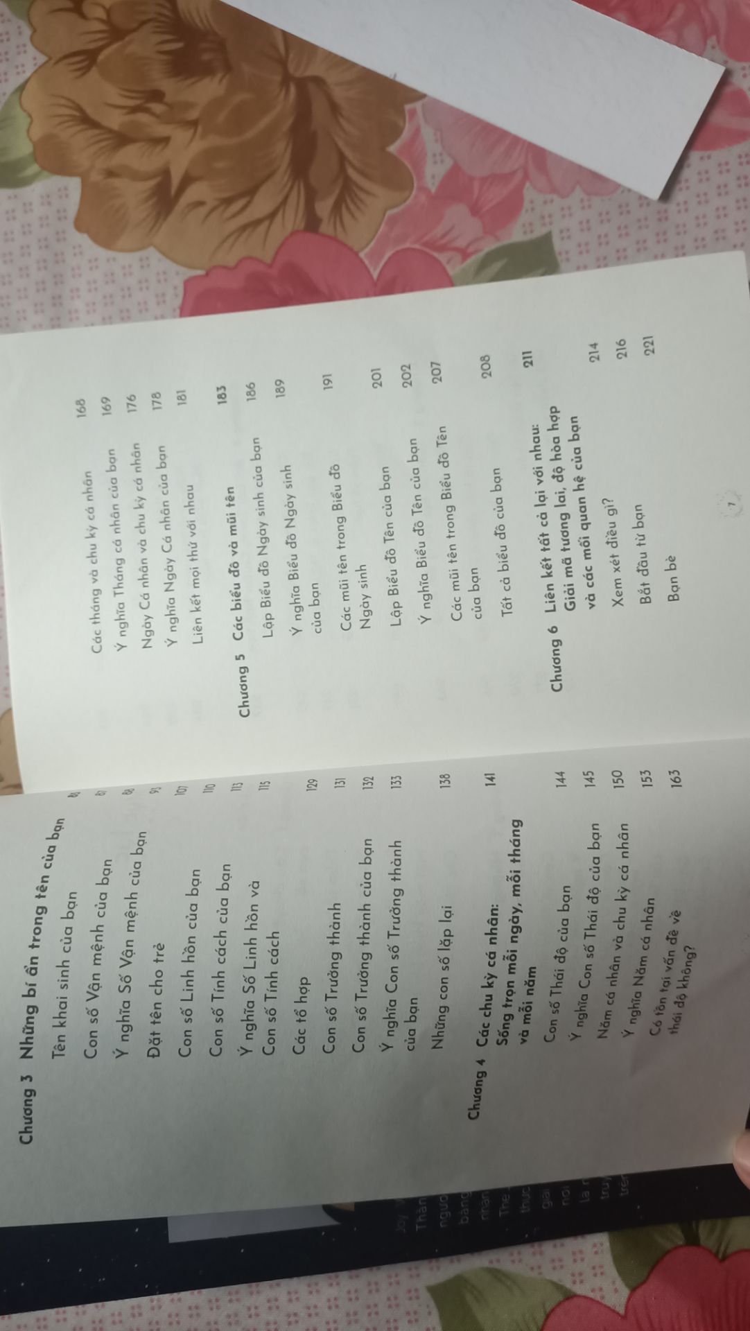Nếu bạn muốn tìm hiểu về nhân số học (thần số học) thì quyển này khá thích hợp, rất chi tiết. Mặc dù thiếu phần biểu đồ năm cá nhân và cách viết hơi khó đọc so với quyển "Thay đổi cuộc sống với Nhân số học" của Lê Đỗ Quỳnh Hương. 
Do có nhiều mục về tính cách, đường đời...nhưng mình khuyên các bạn chỉ nên lưu ý "khuyết điểm " của bản thân để khắc phục thôi. Sau đó hãy tùy vào mục đích muốn gì khác ở tương lai ví dụ như lập nghiệp, sinh con, kết hôn...hãy đọc lại sách và tìm hiểu tiếp