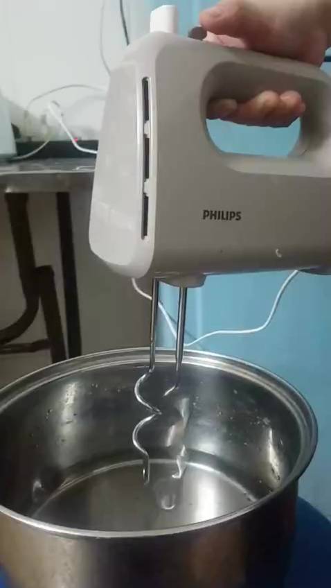 RẤT TỆ!
mua về xài được chục lần thì 1 bên không quay, gửi lại bảo hành bên bảo hành nói do xài nhiều nên dẫn đến hư trục, tôi phải bỏ thêm 280k để mua thiết bị sửa chữa.....TÔI KHÔNG ĐỒNG Ý.

Vì bên hãng nói tôi xài nhiều là hoàn toàn sai sự thật. Tôi mới mua cuối tháng 9, xài được chục lần thì máy hư nên tôi gửi đi bảo hành, chờ dài cổ mới có phản hồi.

Lý do mòn trục do xài nhiều là không thuyết phục. Tôi đề nghị bên tiki làm việc lại. 
Nếu theo lý thuyết bạn đưa ra là xài  nhiều dẫn đến mòn trục, nhưng tôi mới mua đây mà. Và như vậy, phải chăng bạn bán máy cũ cho tôi và giờ ĐỔ LỖI này do tôi xài.