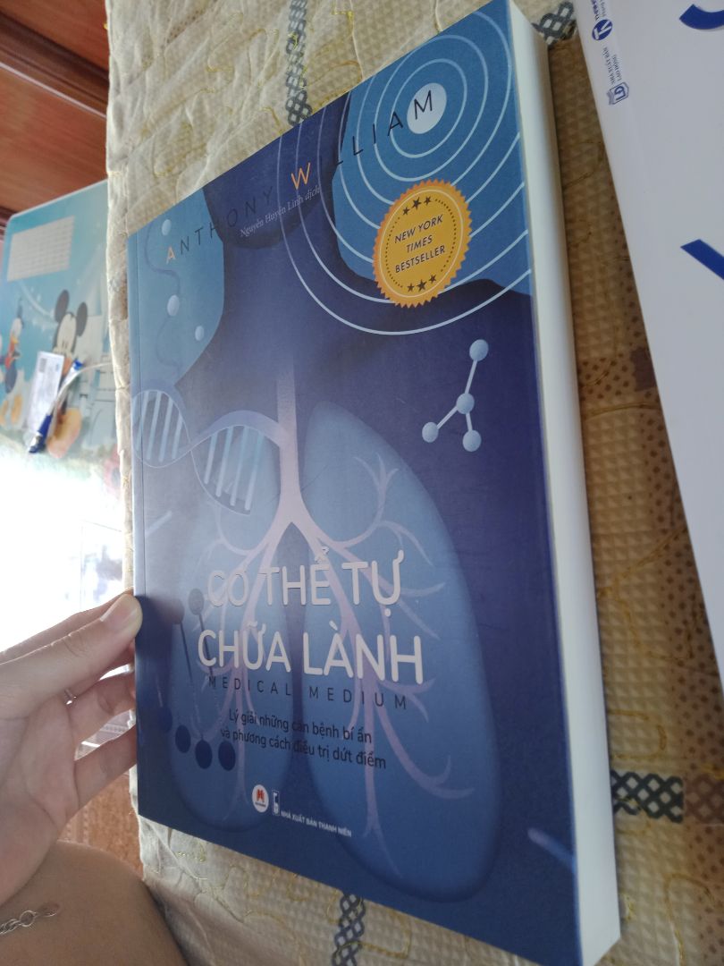 ncl hài lòng, giao hàng nhanh nhưng đóng gói k cẩn thận lắm. Trước mình ở HN thì đặt sách của tiki chả phải bàn cãi gì nhưng giờ đang dịch nên mình ship về quê thì có hơi móp méo 1 chút, lúc nhận hàng hết hồn vì hộp méo mó. may mắn thay là sách chỉ bị quăn tí xíu, vuốt lại là ok ngay như ban đầu. Mình mua 4 quyển hết 150k. Vẫn tiếc vì chưa săn dc hết 😢