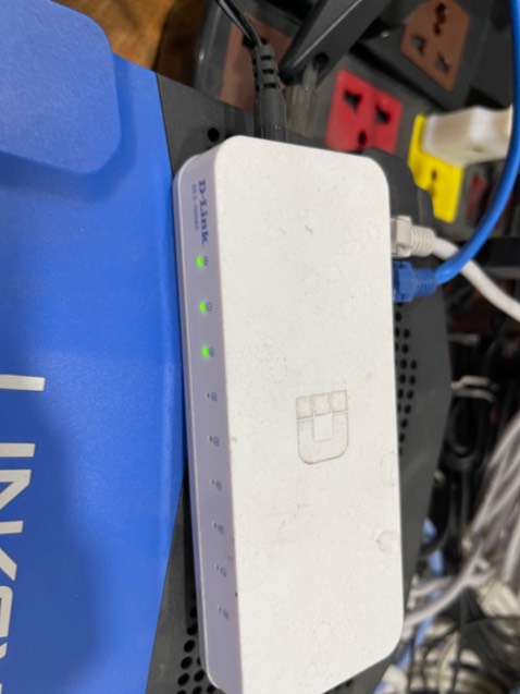 Mình cần setup gấp cho công ty, đến khi mua về cắm thì cả 2 cái đều không nhận, rút dây main cắm vào router chính thì lại ok. Không hiểu tại sao. Đèn thậm chí còn không nhấp nháy, mạng thì server nhận phải 10p mới được, toàn báo đang tìm ip... Không bao giờ mua Tenda nữa, giờ lại phải lận đận đi mua cục TP link ở cửa hàng -_-


Bên dưới là hình ảnh cục Tenda và cục TP Link cũ xì cũ mốc của Cty, TPLink ok, còn 2 cục tenda thì toàn báo lỗi!!!