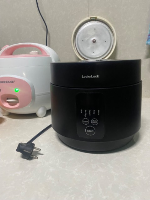 Nồi đẹp, sang chảnh, nấu cơm ngon, ko mùi nhựa, quá ư là ok, chỉ tiếc dung tích hơi nhỏ ko vừa lòng bà má khó tính