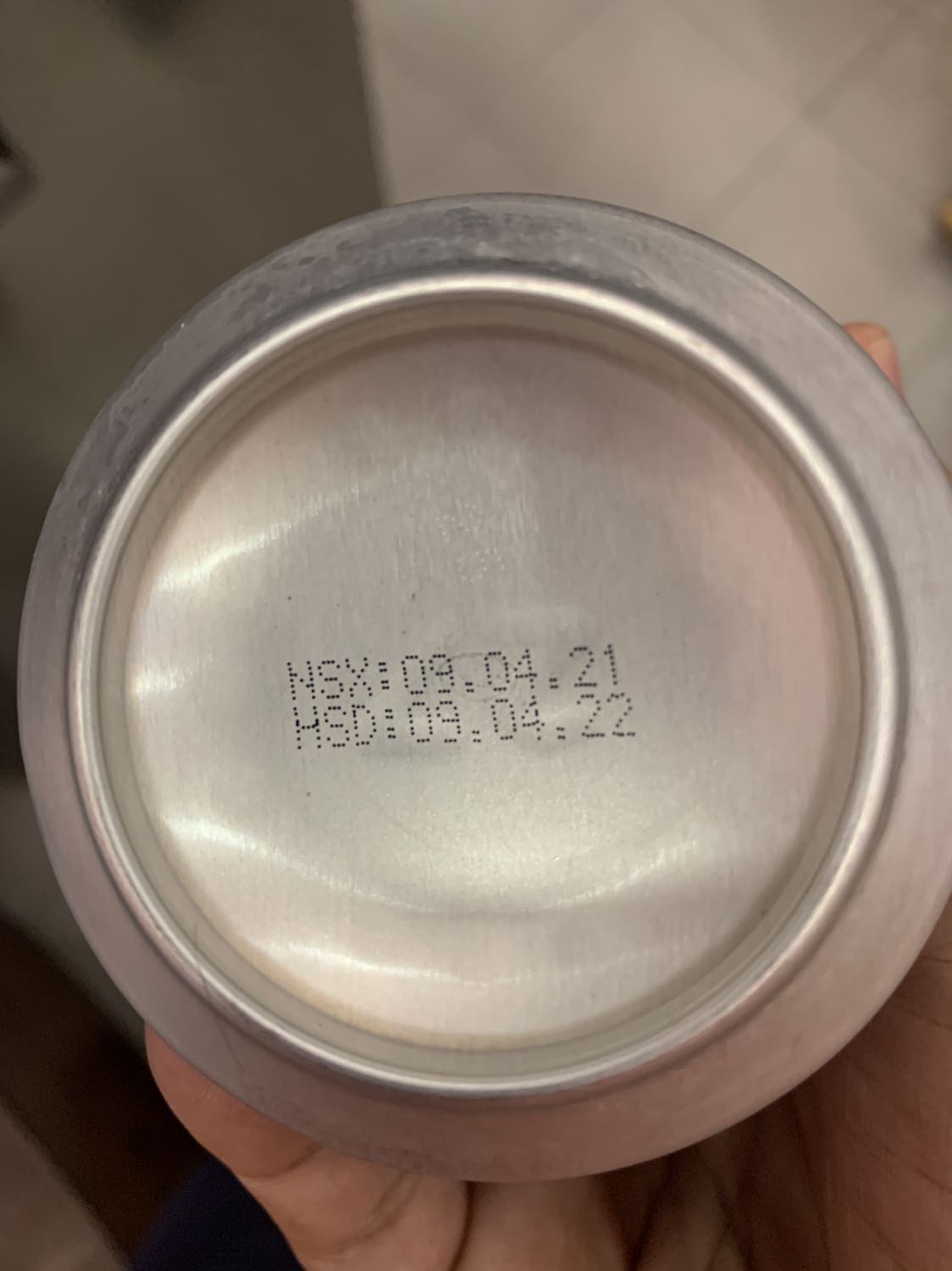 Hương vị bia đậm đà. Chỉ thắc mắc bia nhập khẩu sao HSD lại là tiếng Việt