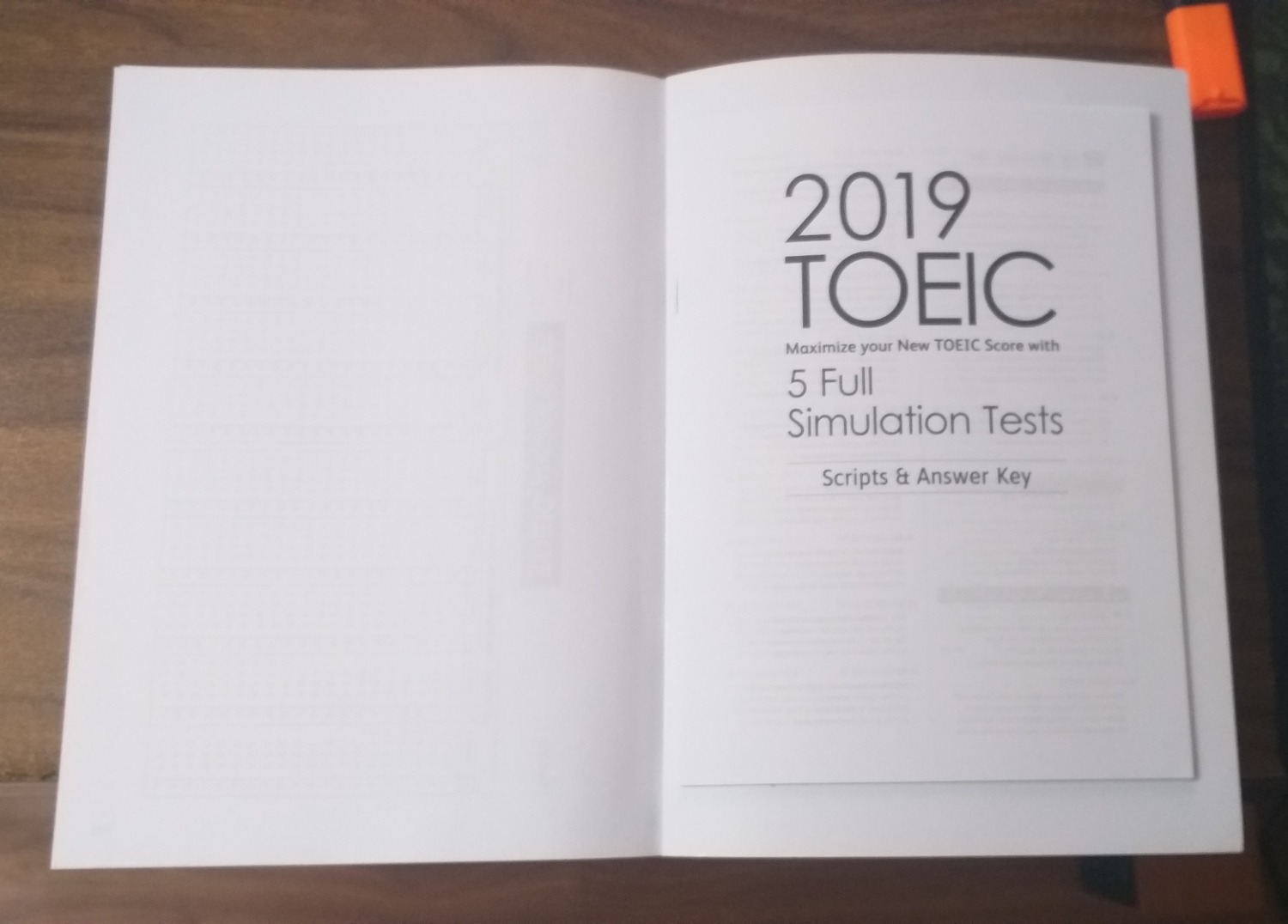 - Nội dung sách là 5 đề thi TOEIC theo format mới, có lời giải chi tiết, có đĩa CD
- Sơ lược về bài thi TOEIC, so sánh đề cũ và mới
- Xu hướng ra đề
- Mẹo làm bài thi
- Bìa hơi cũ, giấy hơi nhăn