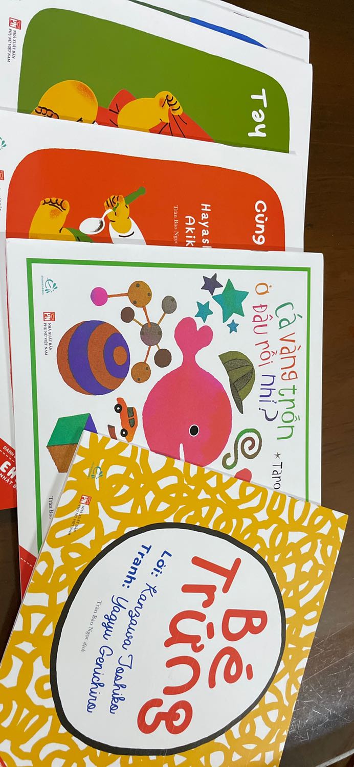 Hình ảnh rõ nét, màu in đẹp, có 2 loại chất liệu giấy: giấy nhám và giấy bóng, cả 2 loại đều bắt mắt, nội dung đơn giản dễ thương, phù hợp với trẻ nhỏ