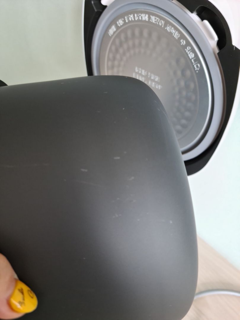 bình luận này đánh giá sau hơn 1 tháng sd. Lúc nhận hàng do ko quay video nhưng hộp nồi đã bị mở ra rồi. M nghĩ có thể bên bán kiểm tra trc khi giao nhưng sau tg sd mình quá thất vọng. nắp nồi không khít. Lúc nấu bay hơi nước đọng lại quanh nắp. Hộp đựng nước ko hứng hết nước bị chảy ra ngoài. so với nồi 500k thì dĩ nhiên cơm ngon nhưng so với giad 2 triệu thì ko xứng giá tiền. quá thất vọng với Tiki trading