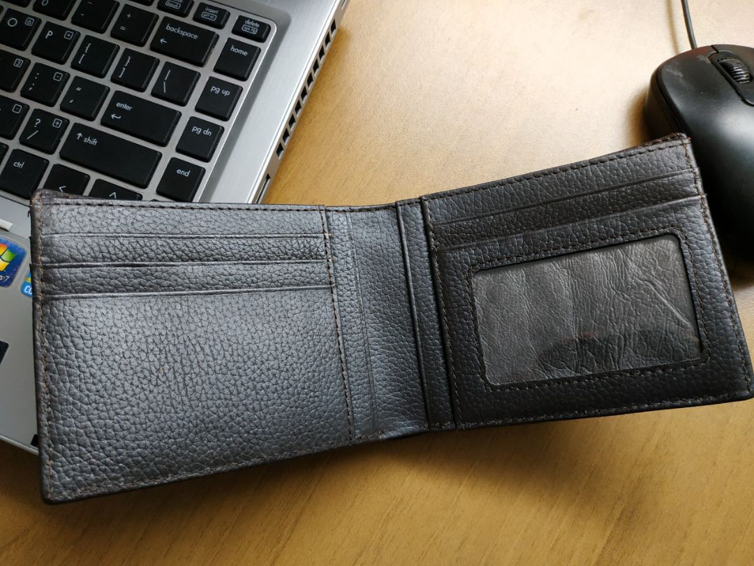 Hàng chuẩn như hình. Da rất mềm và mịn. Đã từng dùng ví cá sấu nhưng ko mềm bằng của shop. 
Có hộp và thẻ bảo hành đầy đủ. Giá tốt mà uy tín. Rất hài lòng!
Nên mua