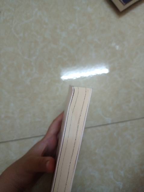 Bởi vì tiki trading không có chế độ trả hàng hoàn tiền nên đóng gói sản phẩm gửi đi cho khách thì được phép sơ sài, gửi đi là không còn liên quan đến mình không thèm quan tâm sách về đến tay khách sẽ bị giảm chất lượng xuống như nào à? Sách không còn seal, đóng trong hộp giấy và vài tờ giấy không hề có bọc chống sốc. Mấy tờ giấy trong hộp có tác dụng gì ?? Nếu mà để cho đỡ xước bìa sách thì rất tiếc là về đến nơi nó nằm ở vị trí chả có tác dụng gì cả